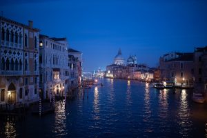 Grand canal de Venise la nuit