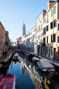 Canal et campanile à Venise
